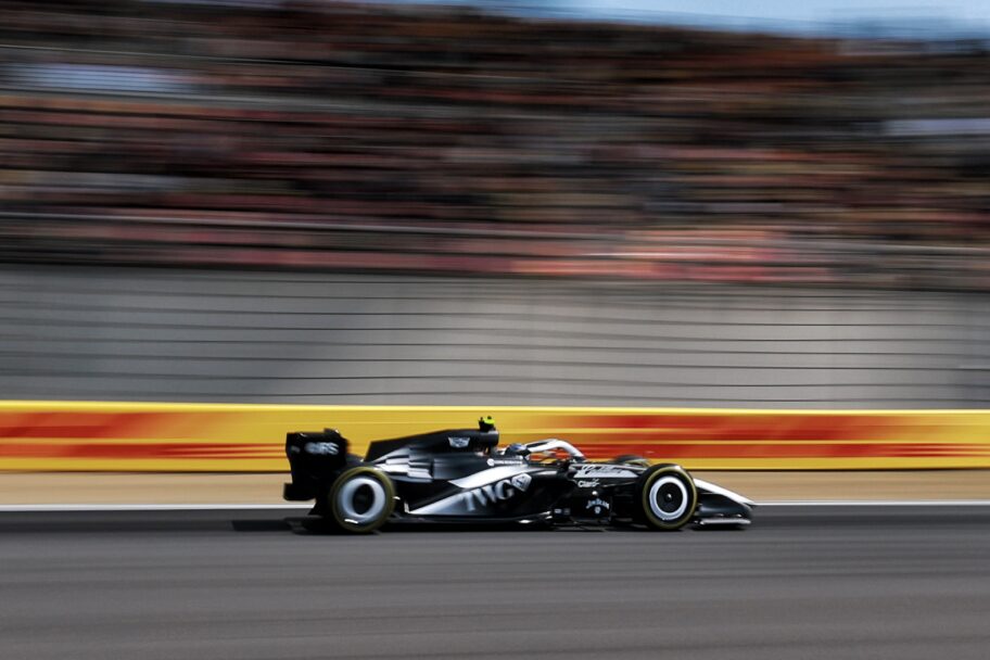 Carro da Cadillac Formula 1 Team em imagem ambientada numa pista de corrida.