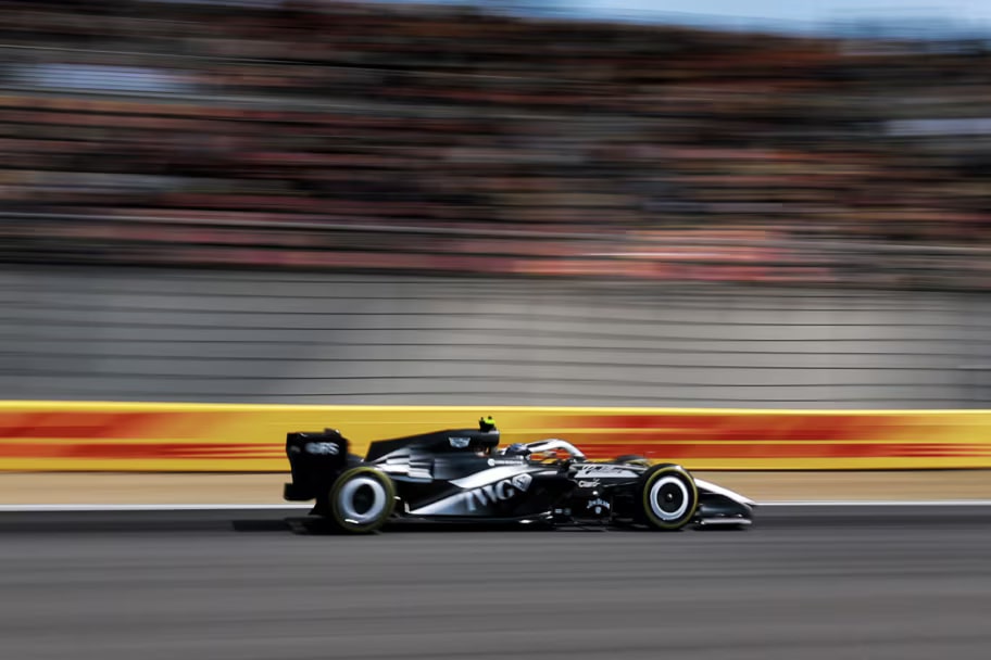 Carro da Cadillac Formula 1 Team em imagem ambientada numa pista de corrida.