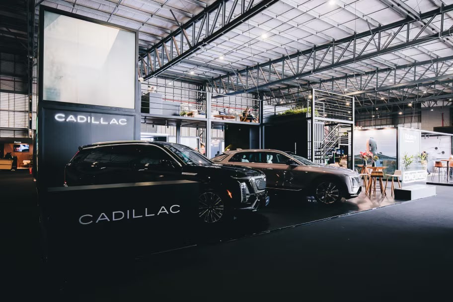 Stand da Cadillac dentro do Aviation Show, exibindo os dois modelos da marca disponíveis no Brasil.