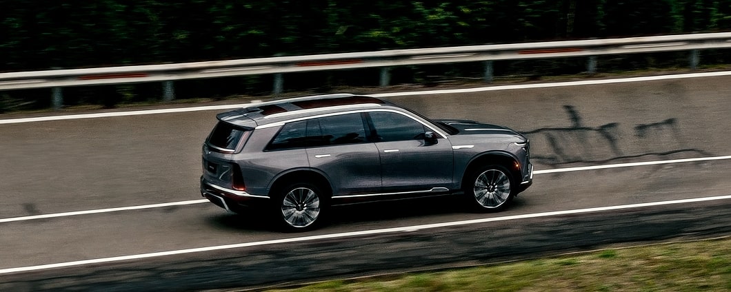 Um Cadillac em movimento na pista de teste. 