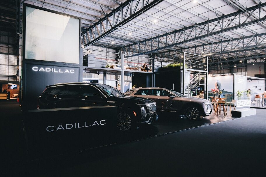 Stand da Cadillac dentro do Aviation Show, exibindo os dois modelos da marca disponíveis no Brasil.