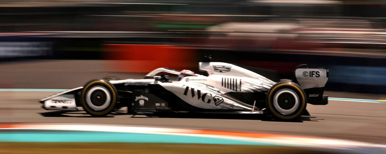 Carro da Cadillac Formula 1 Team em imagem ambientada numa pista de corrida.