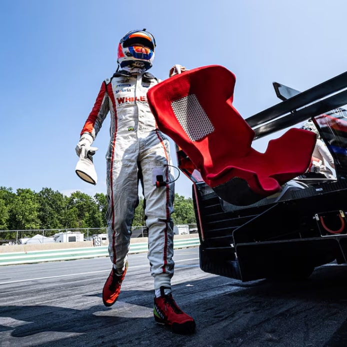 Piloto da Cadillac em imagem ambientada na pista para ilustrar a história da marca nas pistas.