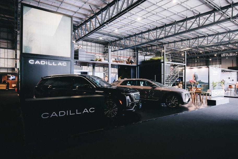 Stand da Cadillac dentro do Aviation Show, exibindo os dois modelos da marca disponíveis no Brasil.
