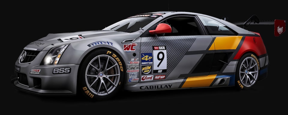 Cadillac CTS-V.R posicionado em 3/4 mostrando seu design aerodinâmico e imponência. 