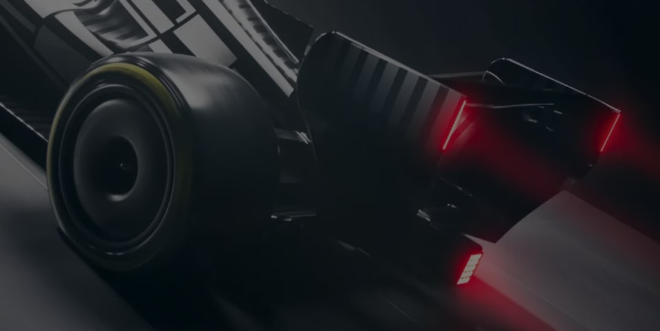 Imagem em close-up da roda traseira e das lanternas traseiras do carro de Fórmula 1 da Cadillac com a frase em português Correr está no nosso sangue sobreposta.