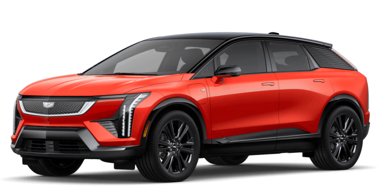 SUV elétrico Cadillac OPTIQ na cor vermelha, exibido em visão frontal lateral sobre fundo branco, destacando o design esportivo, a iluminação em LED e as rodas de liga leve.