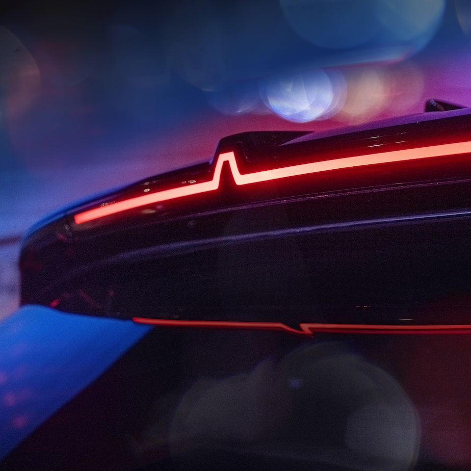 Detalhe de LED na parte superior de um dos novos modelos Cadillac, exibindo seu design moderno.