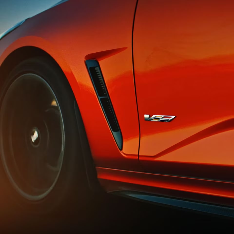 Detalhe de um Cadillac atual com o selo de que é equipado com o potente motor V8 Supercharged.