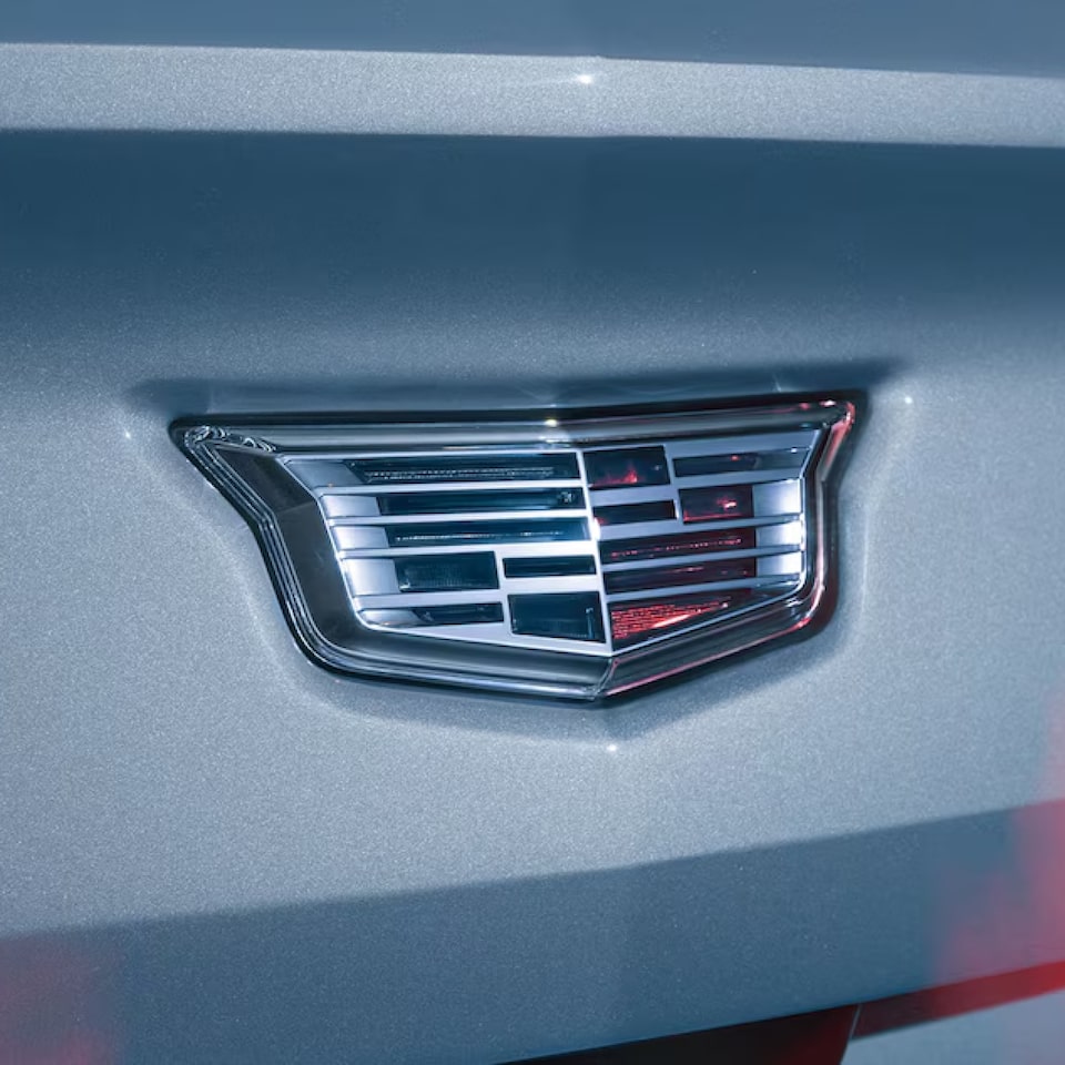 Emblema atual da Cadillac posicionado em um de seus veículos modernos.