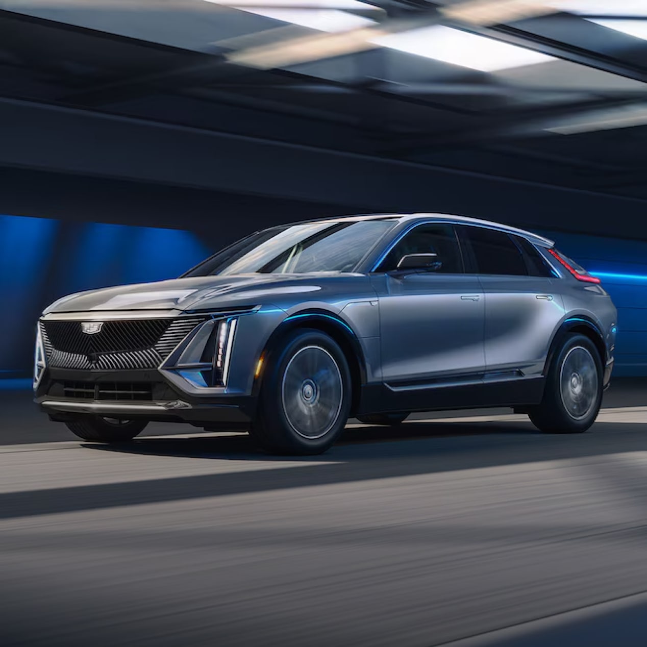 Cadillac Lyriq em ação na posição 3/4, em movimento com seu motor potente e elétrico.