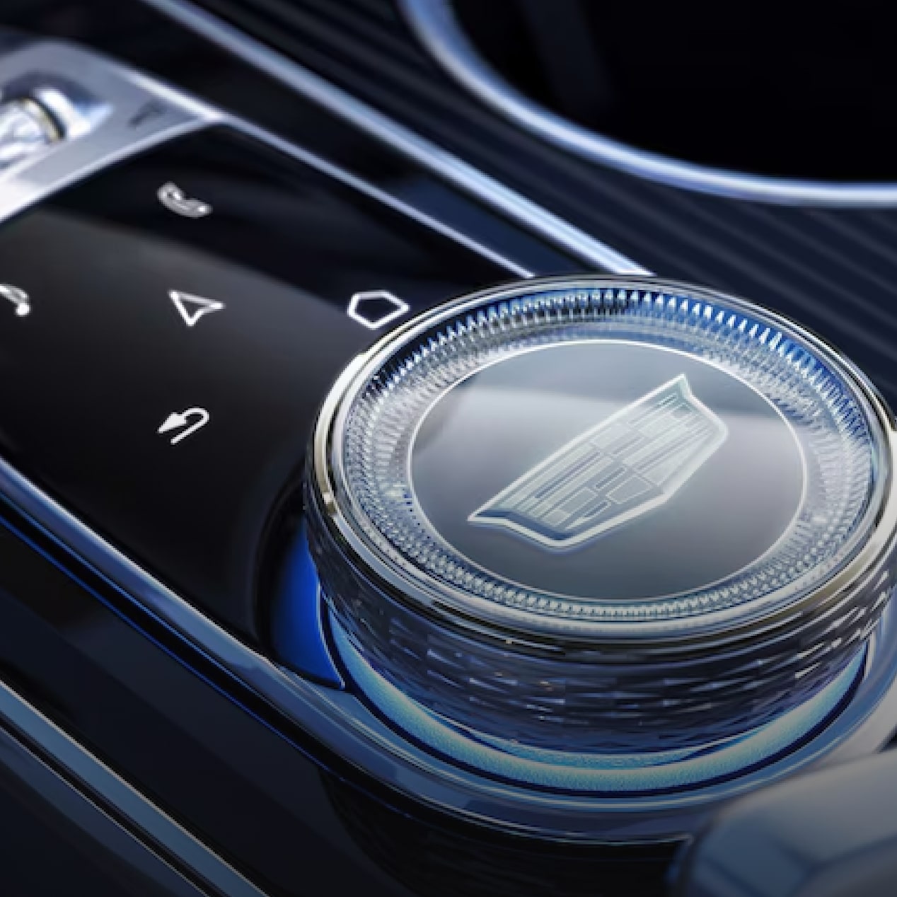 Botão localizado no console central do Cadillac Lyriq, utilizado para diversas funções de tecnologia do veículo. 