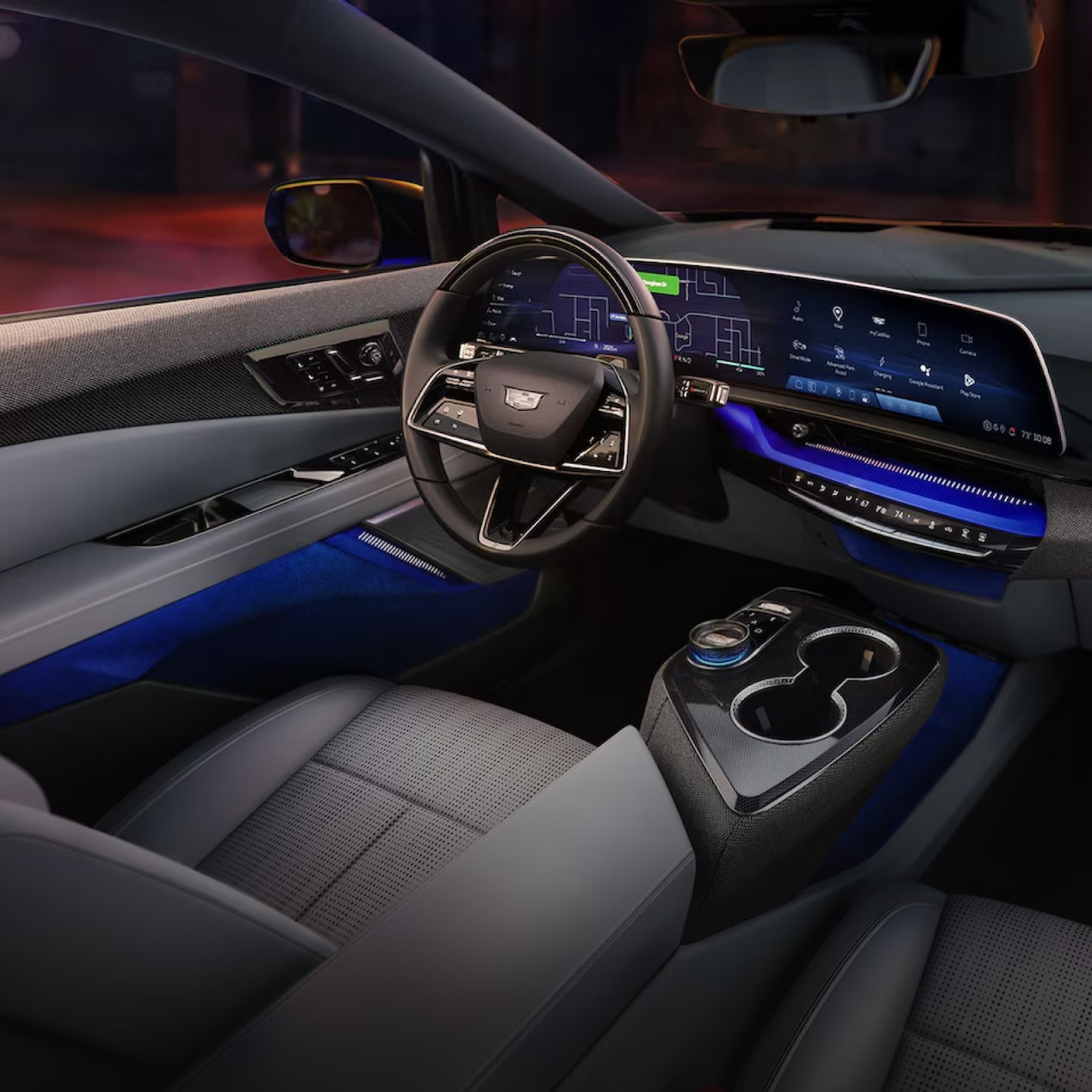 Interior luxuoso do Cadillac Optiq, com destaque para seus recursos tecnológicos de última geração.