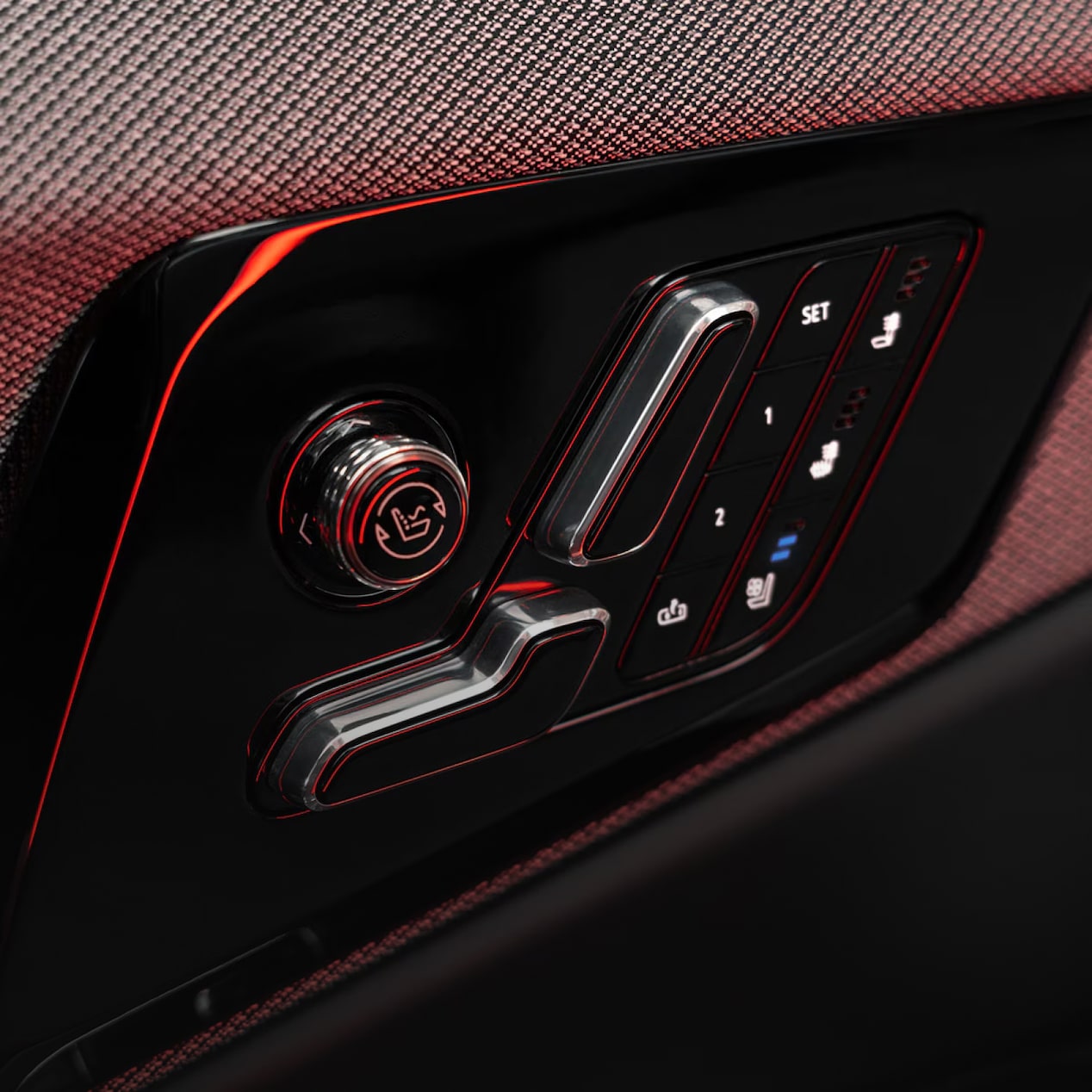 Botões de controle de reclinação e aquecimento dos bancos, posicionados no painel do Cadillac Optiq.