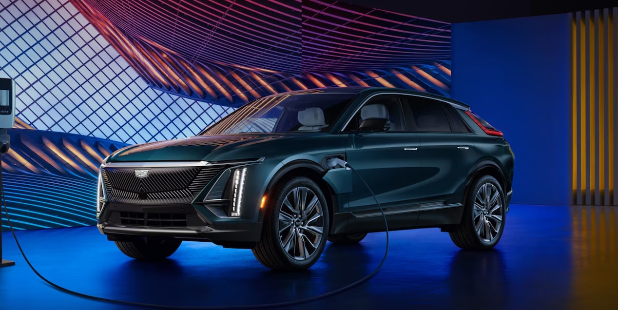 Cadillac Lyriq na cor cinza chumbo na posição 3/4, exibindo seu design imponente e impressionante.