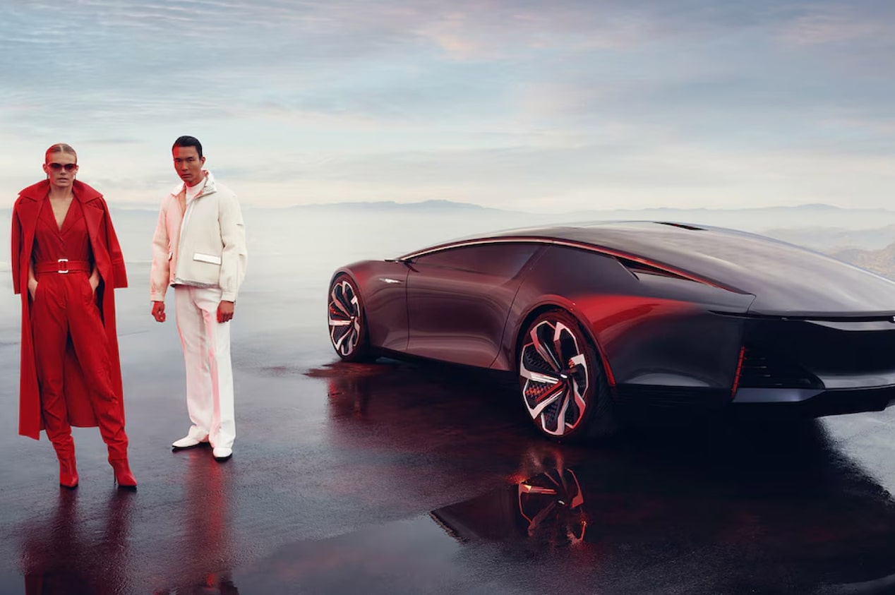 Duas pessoas em pé ao lado do Cadillac InnerSpace, destacando um design inovador e futurista.