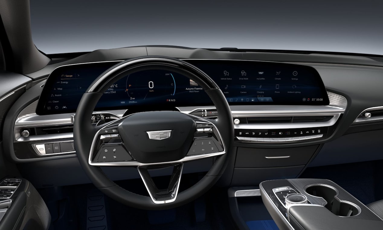 Interior do Cadillac LYRIQ com painel digital Display Horizon de 33 polegadas, volante multifuncional e console central com acabamento premium.