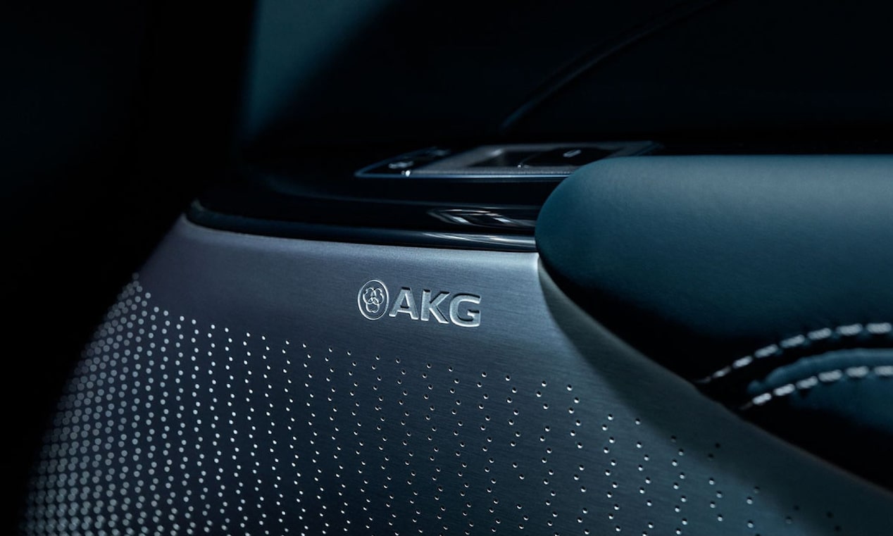 Detalhe do alto-falante AKG integrado ao acabamento interno do Cadillac LYRIQ, destacando o sistema de som com Dolby Atmos.