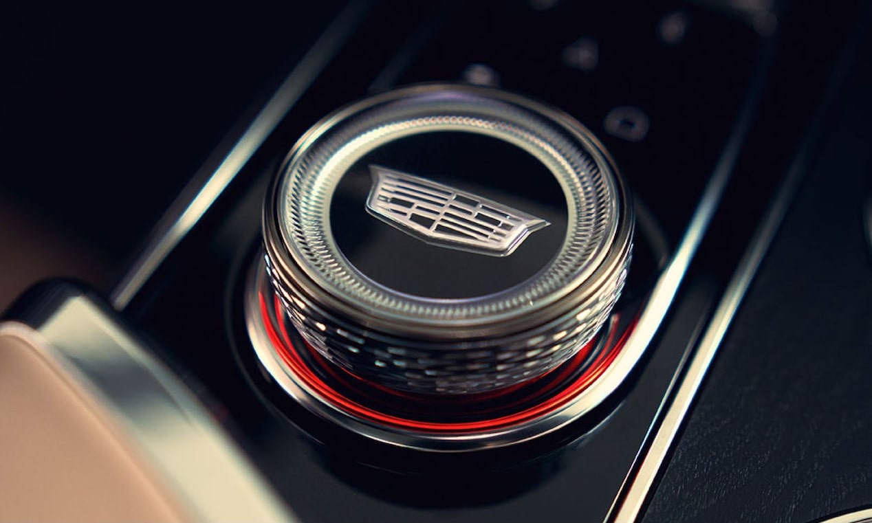 Detalhe do controle giratório do Cadillac LYRIQ utilizado para selecionar modos de direção e personalizar a experiência de condução.