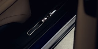 Interior do Cadillac LYRIQ com painel digital integrado, volante multifuncional e console central com acabamento premium.