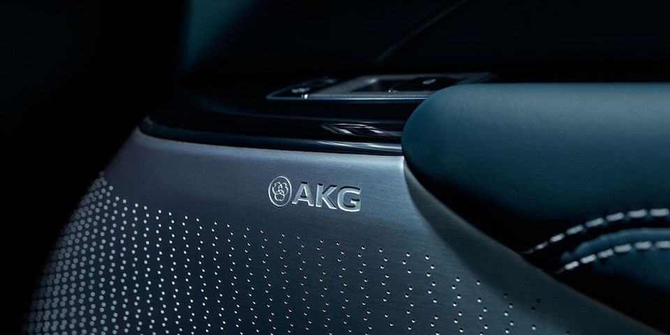 Detalhe do alto-falante AKG integrado ao acabamento da porta do Cadillac LYRIQ.