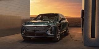 Interior do Cadillac LYRIQ com bancos dianteiros em revestimento claro, console central e acabamento premium.