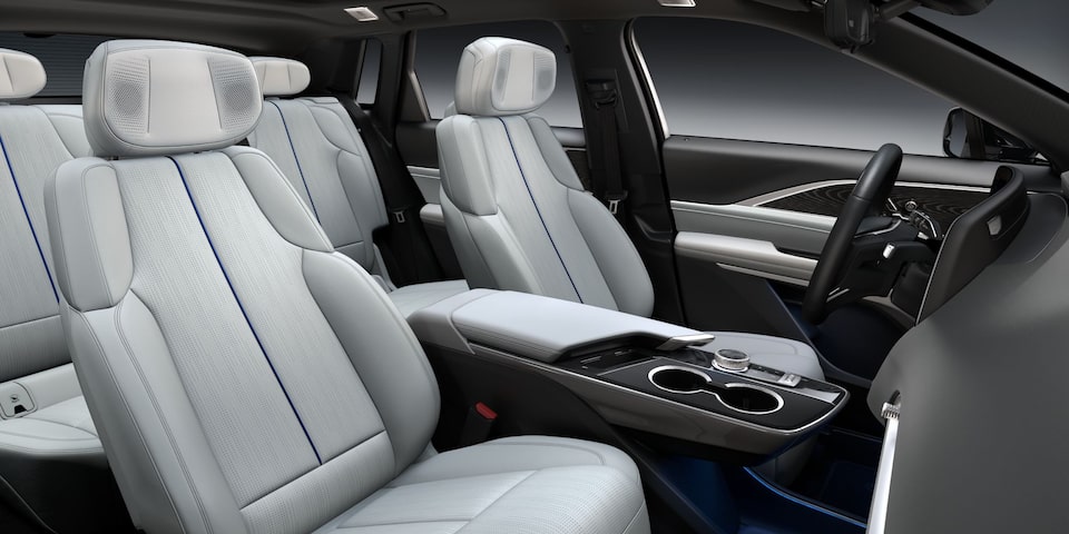 Interior do Cadillac LYRIQ com bancos dianteiros em revestimento claro, console central e acabamento premium.