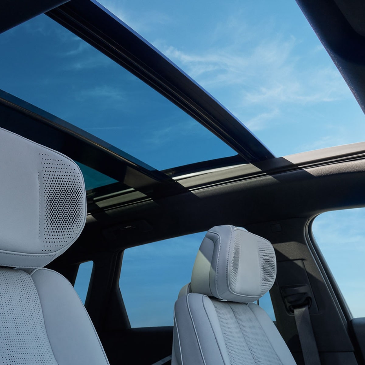 Bancos dianteiros do Cadillac Lyriq com alto-falantes integrados: tecnologia de áudio premium e acabamento sofisticado do interior.