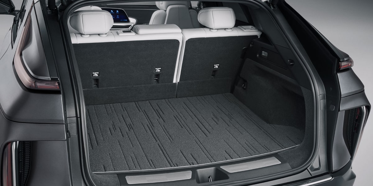 Porta-malas do Cadillac Lyriq com amplo espaço de carga e acabamento premium, versatilidade e praticidade para o dia a dia.