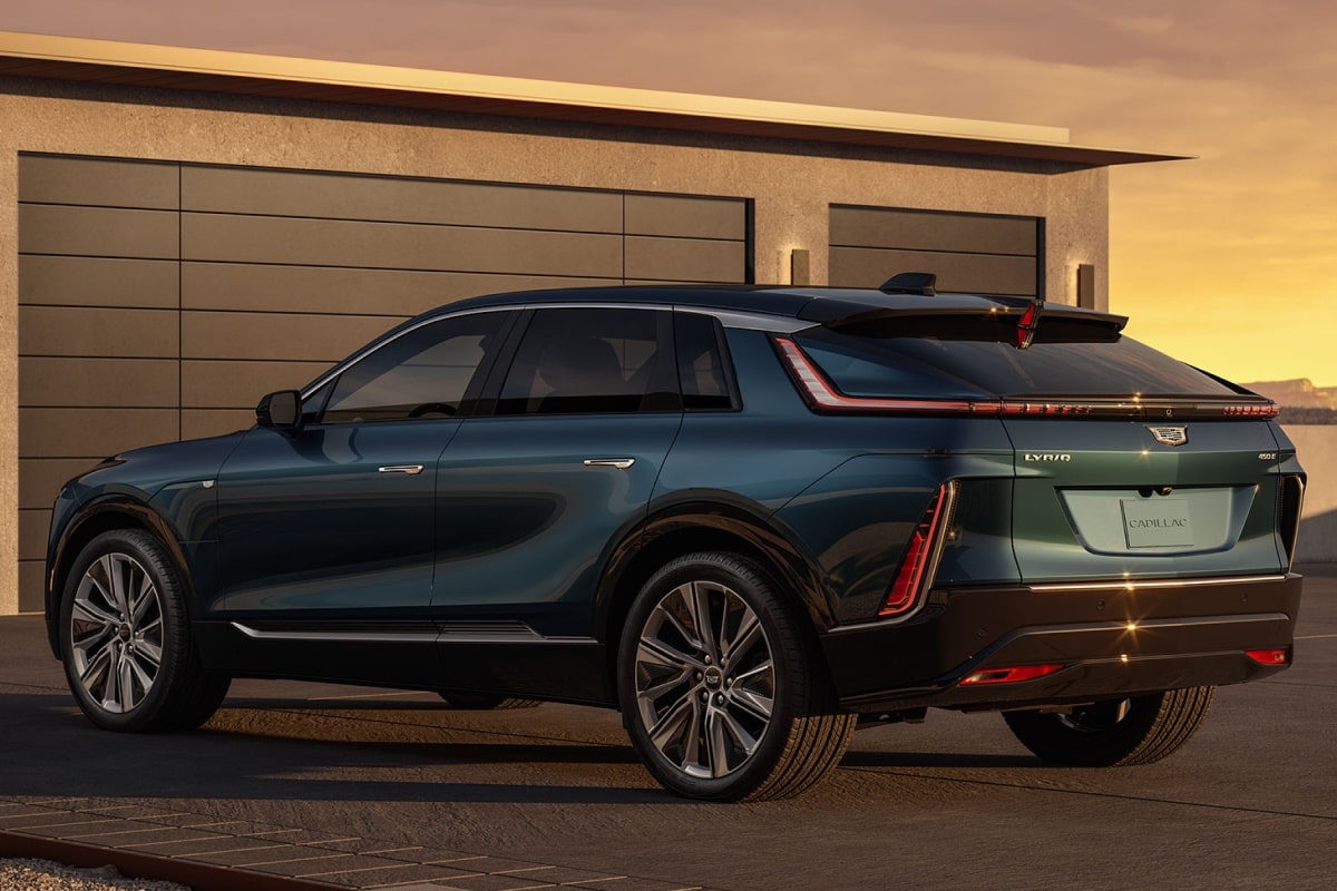 Cadillac Lyriq estacionado em residência com carregador residencial: design sofisticado, mobilidade elétrica e experiência premium de recarga em casa.