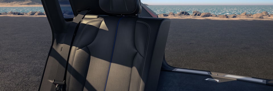 Banco traseiro rebatido do Cadillac LYRIQ, proporcionando um porta-malas ampliado para transporte de cargas.