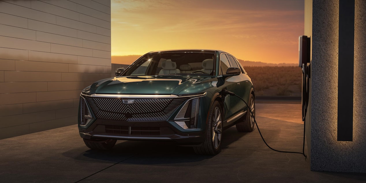 Cadillac Lyriq 2026, SUV elétrico de luxo conectado a carregador residencial: design premium, tecnologia avançada em mobilidade elétrica.