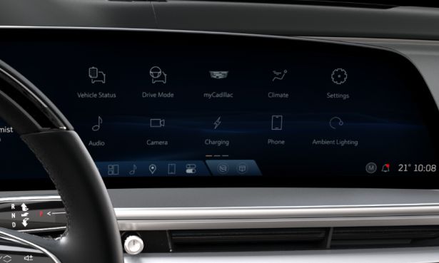 Painel multimídia de veículo Cadillac com sistema de infotenimento integrado, oferecendo acesso a aplicativos, navegação, música e conectividade sem a necessidade de smartphone.
