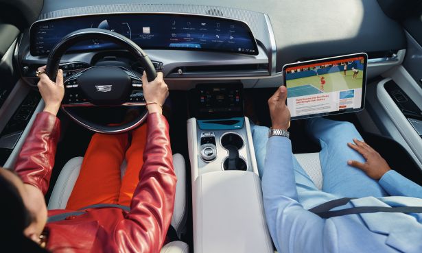 Interior de veículo Cadillac com passageiros utilizando dispositivos conectados ao Wi-Fi embarcado, oferecendo conexão para até sete dispositivos durante a viagem.