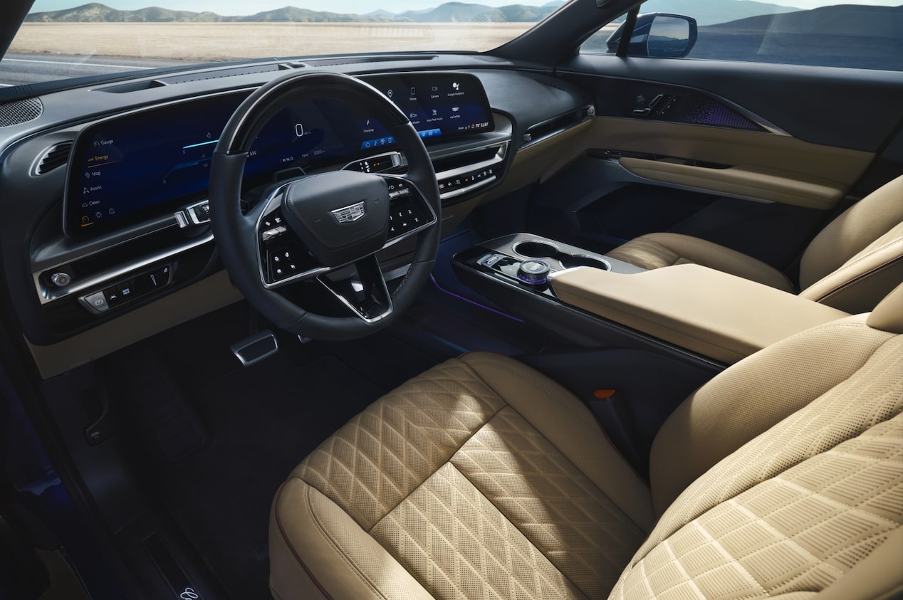 Visão interna de um veículo Cadillac desde o ponto de vista do banco do condutor.