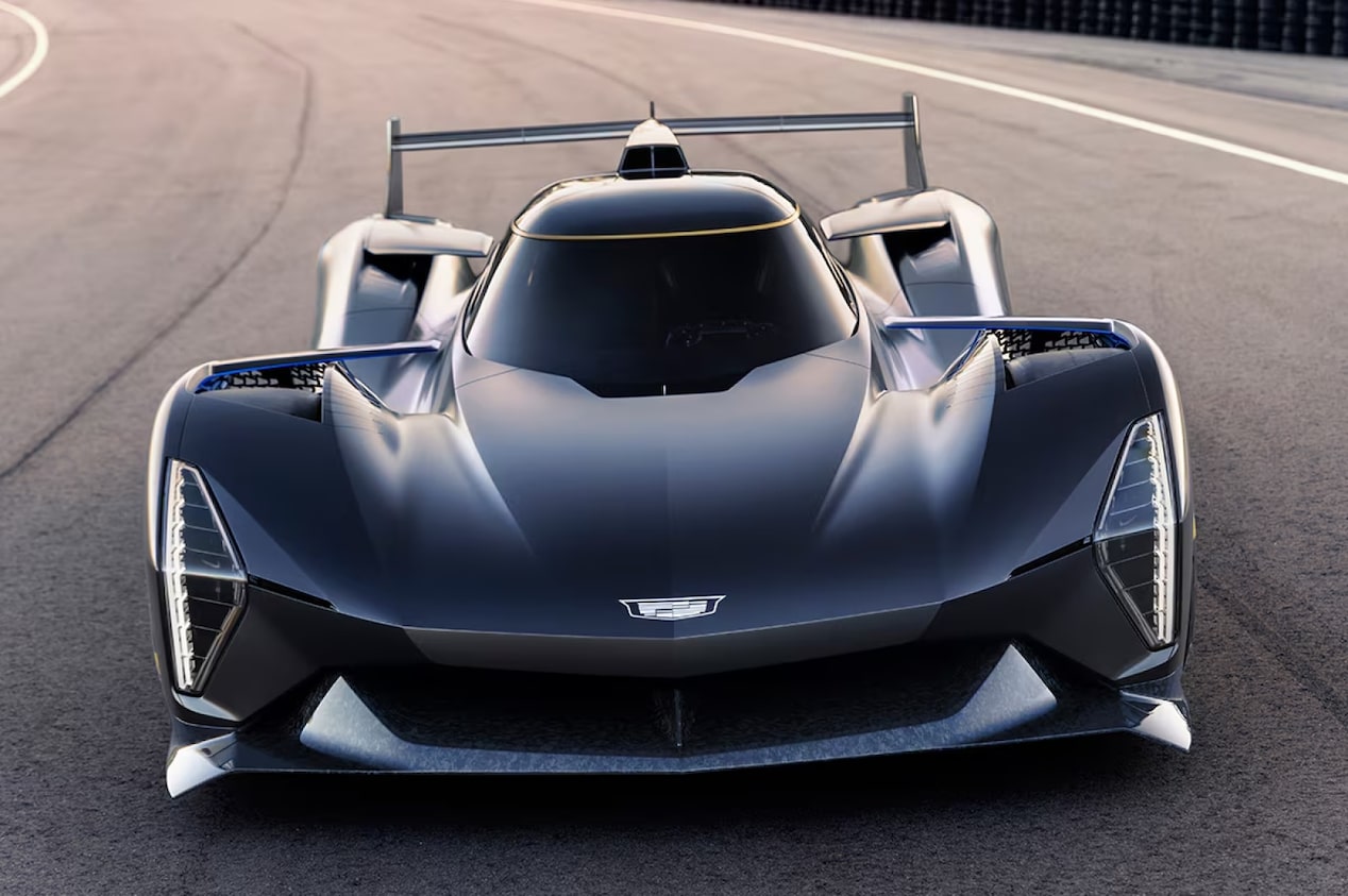 Veículo-conceito GTP Hypercar mandando ver na pista de corrida.