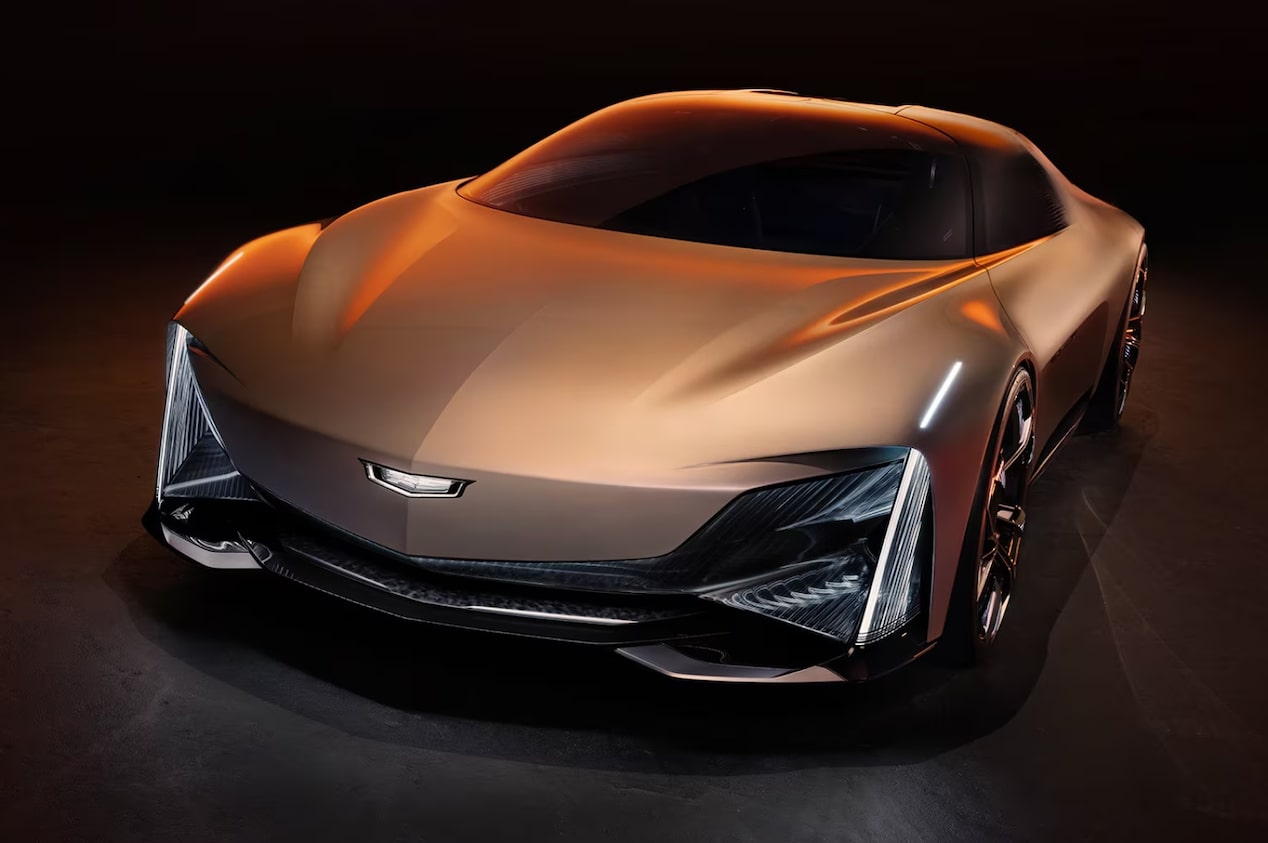 Veículo-conceito Opulent Velocity visto de frente, todo douradão.