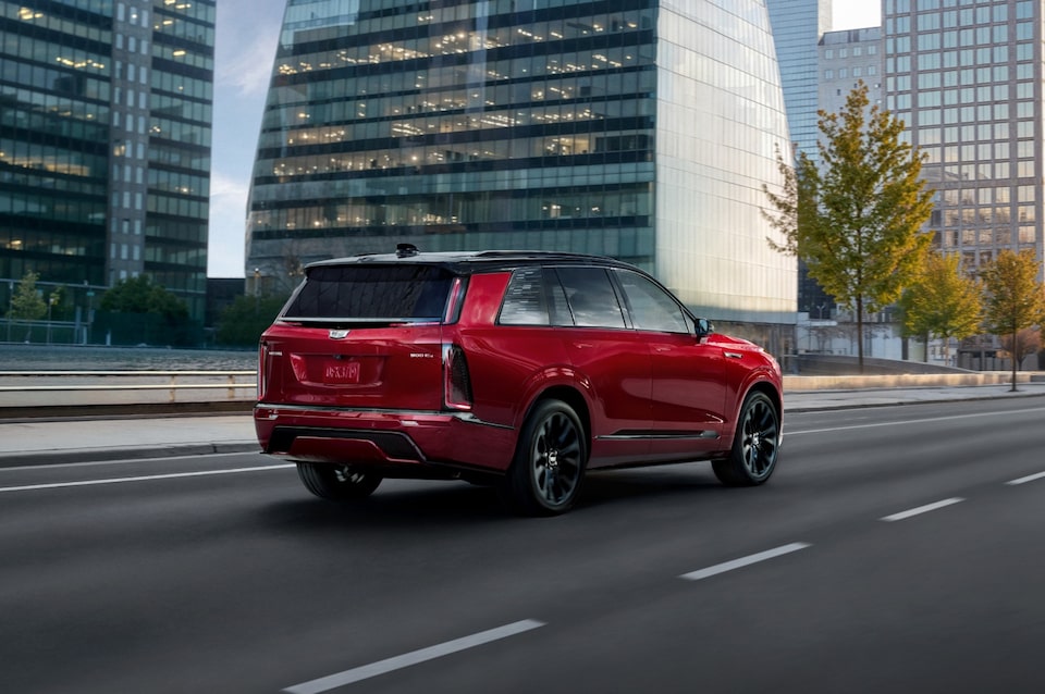 Cadillac Escalade IQ em um ambiente urbano, destacando seu design elegante e moderno nas ruas da cidade.