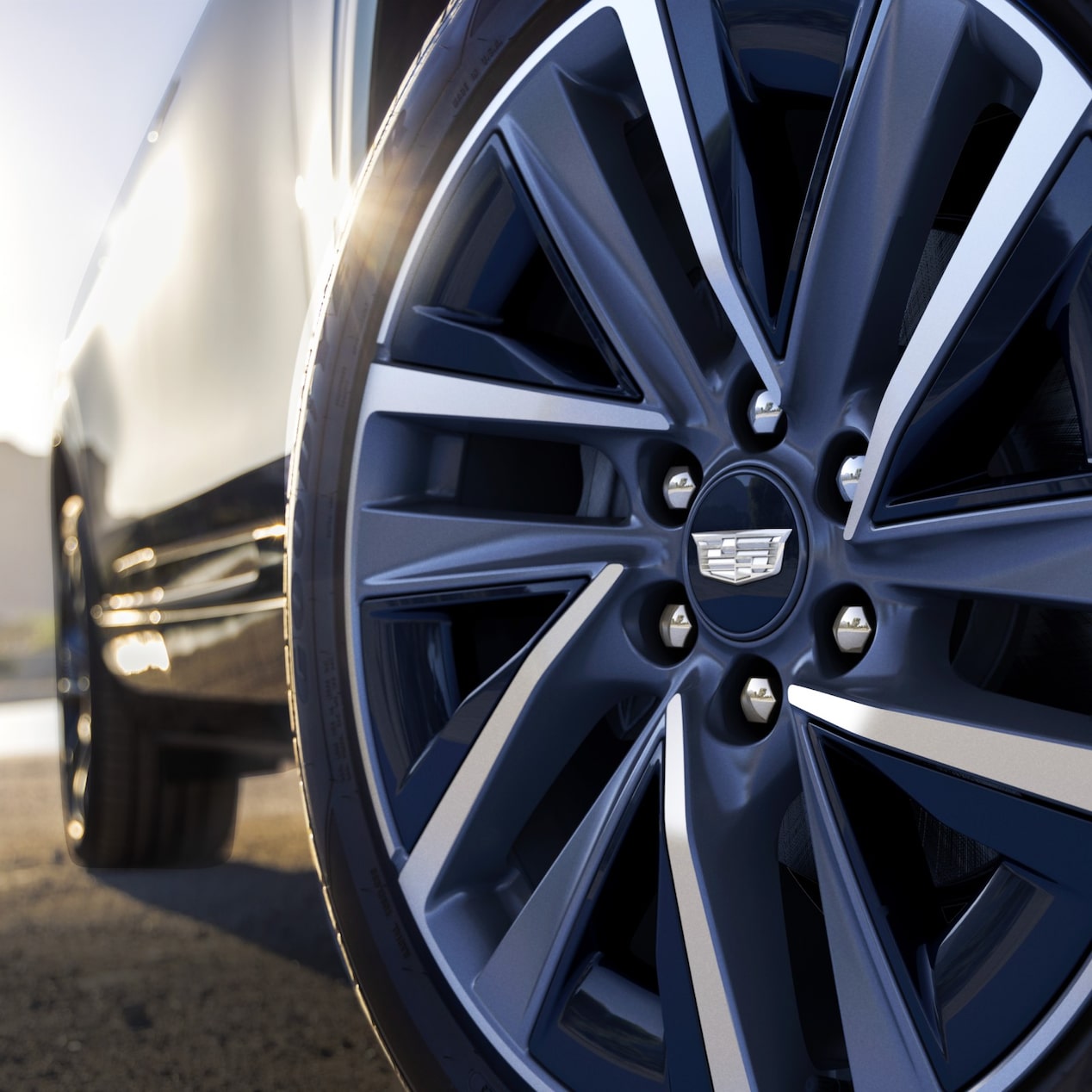 Detalhe da roda e da calota diferenciada do Cadillac Vistiq, que apresenta o logo icônico da marca.