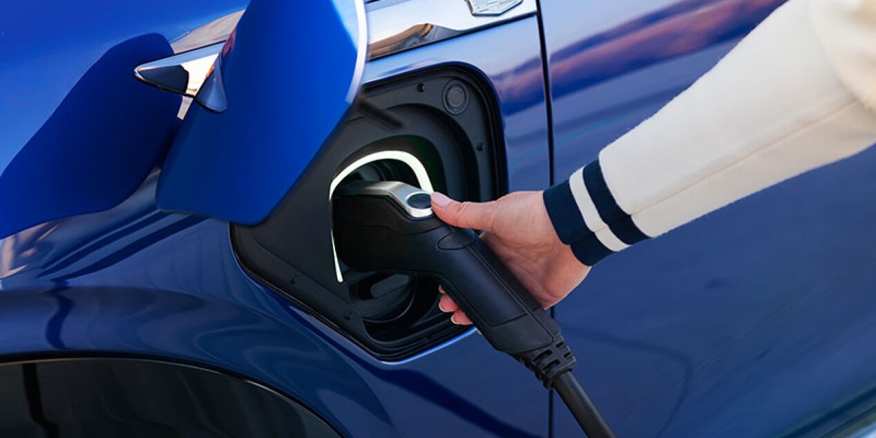Conector de recarga conectado ao Cadillac Vistiq, praticidade no carregamento e experiência de mobilidade elétrica premium.