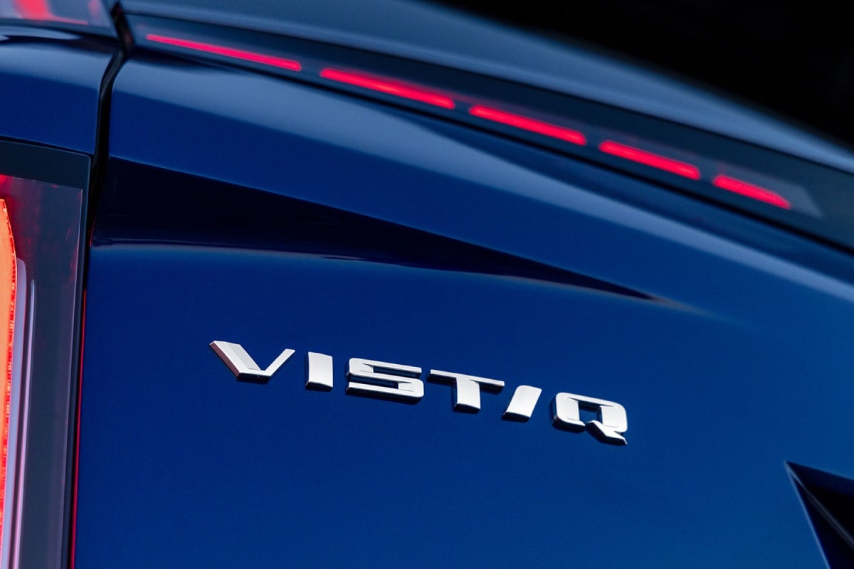Detalhe da traseira de um Cadillac VISTIQ na cor azul, destacando o emblema do modelo e a lanterna traseira em LED.