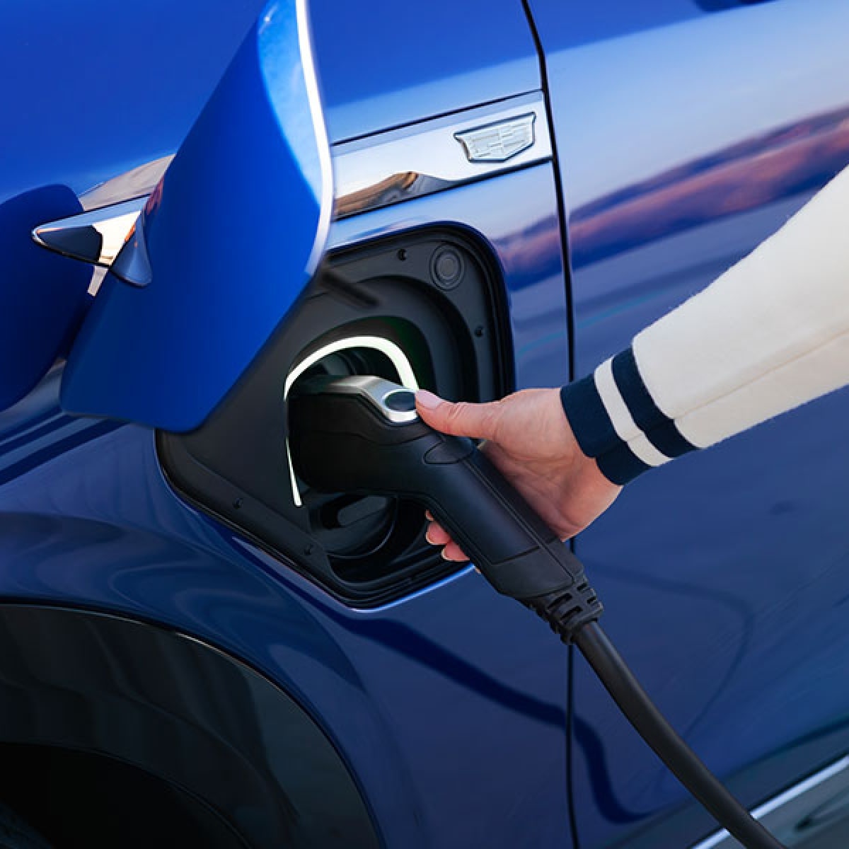 Conector de recarga conectado ao Cadillac Vistiq, praticidade no carregamento e experiência de mobilidade elétrica premium.