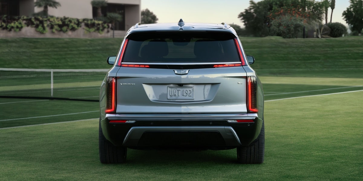 Vista traseira do Cadillac Vistiq 2027, destacando a assinatura luminosa vertical em LED, design sofisticado e presença imponente.